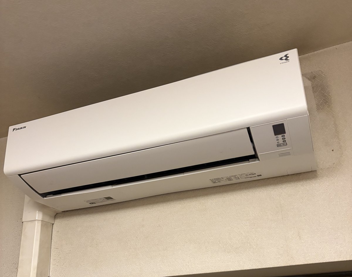 交換後の新しいダイキンのエアコン。同じ壁に白い本体が付いた