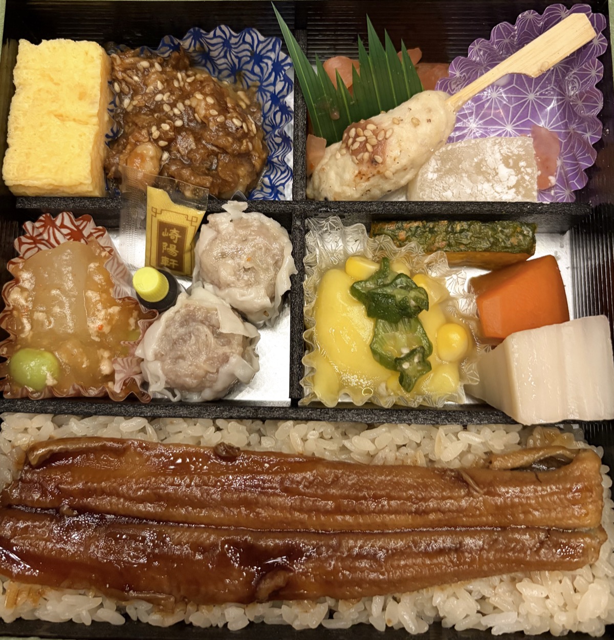 幕間に食べた崎陽軒の穴子弁当。穴子とごはん、シウマイ、玉子焼き、煮物の詰め合わせ