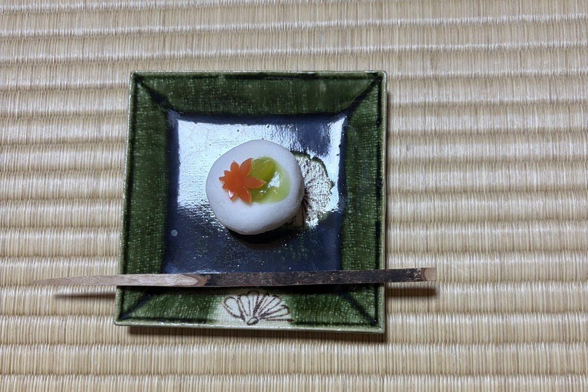 緑釉の角皿に、紅葉をあしらった白い雪平と黒文字がのっている